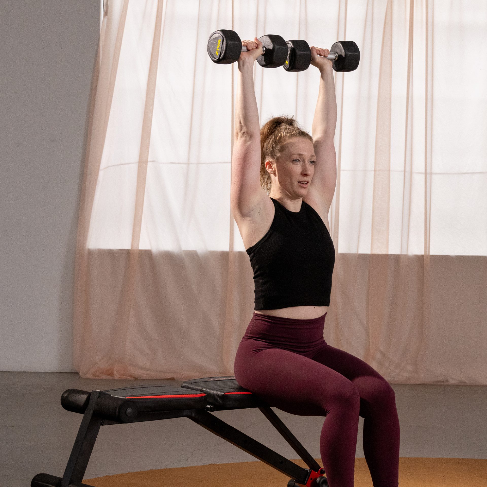 Femme qui pratique du fitness à la maison avec l'application PomGrenad